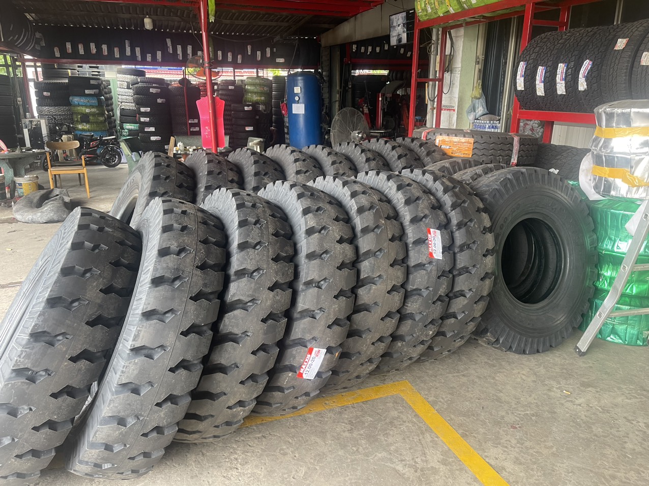 Xe Chạy Hầm Mỏ Nên Chạy Dòng Lốp Xe Tải Bố Vải Hay Không? 