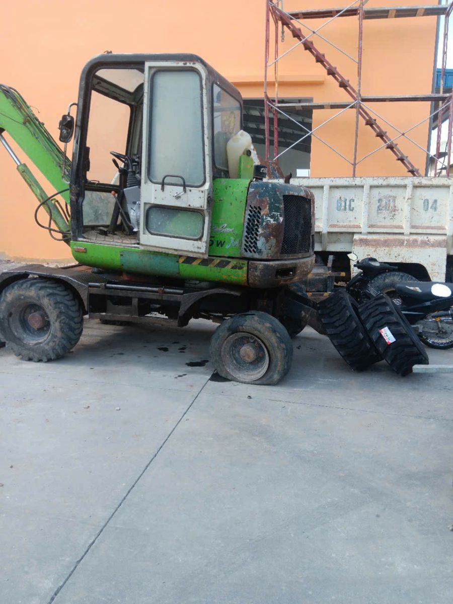 Cứu Hộ Lốp Xe Nâng - Bình Dương 