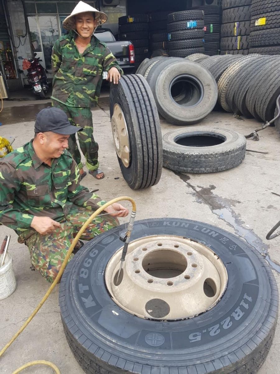 Dịch Vụ Thay Lốp Xe tại công ty khách hàng khu vực Tân Uyên