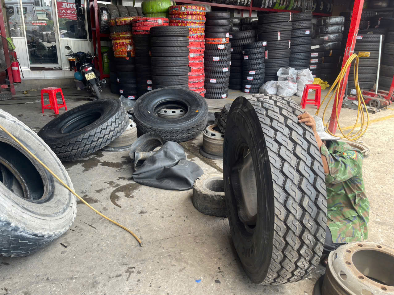 Vá Vỏ Xe Container, Xe Ben, Xe Du Lịch Lưu Động Bình Dương Nhanh Chóng – Chuyên Nghiệp