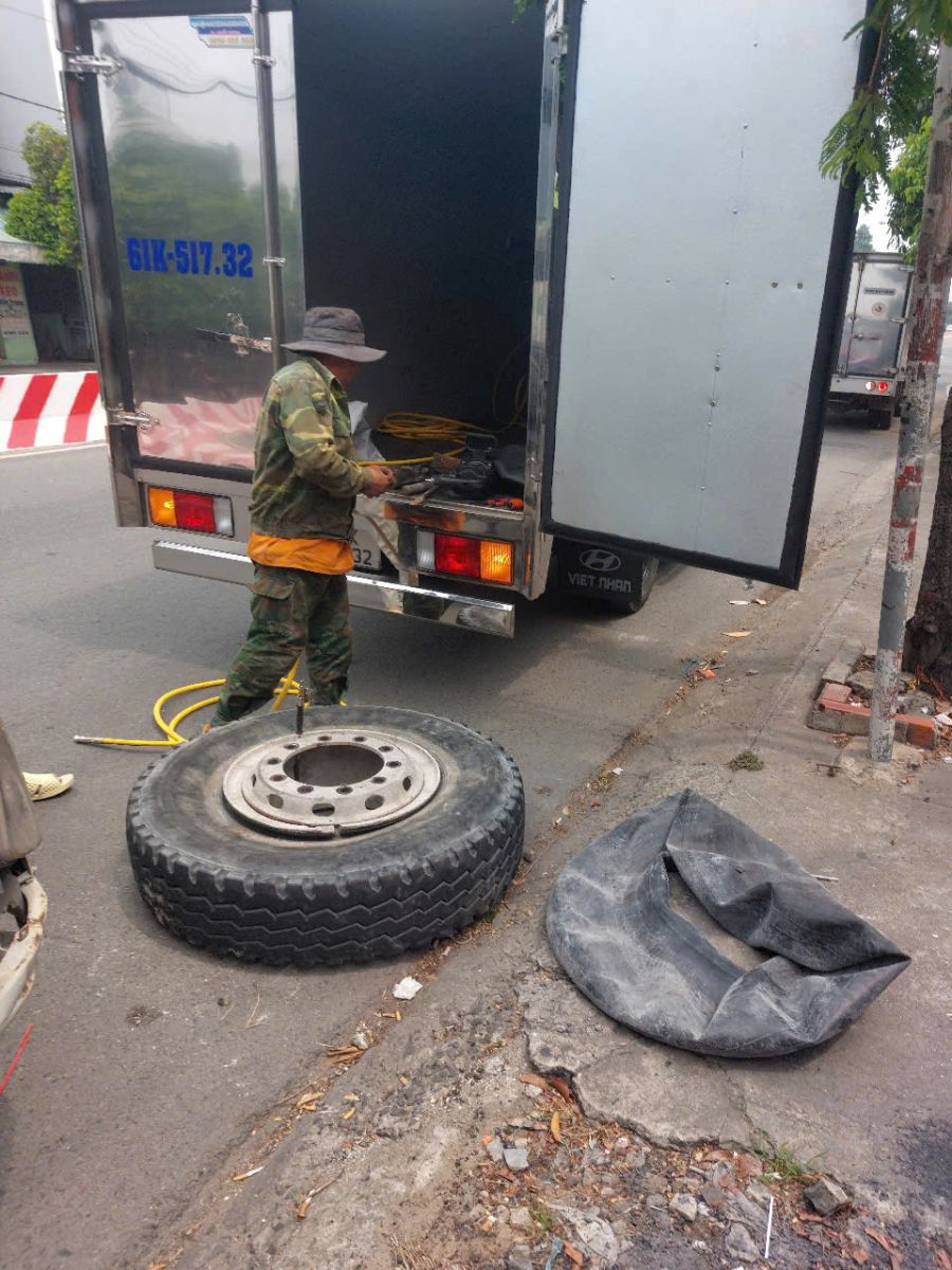 Dịch vụ vá lốp xe lưu động Bình Dương – Có mặt 24/7 trên mọi tuyến đường Dĩ An, Thuận An, Thủ Dầu Một