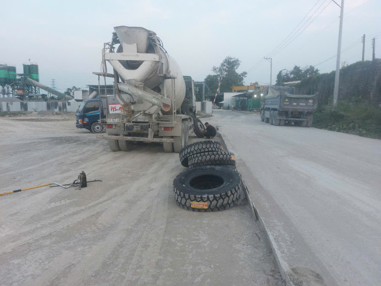 VÁ VỎ LƯU ĐỘNG DĨ AN 24/7