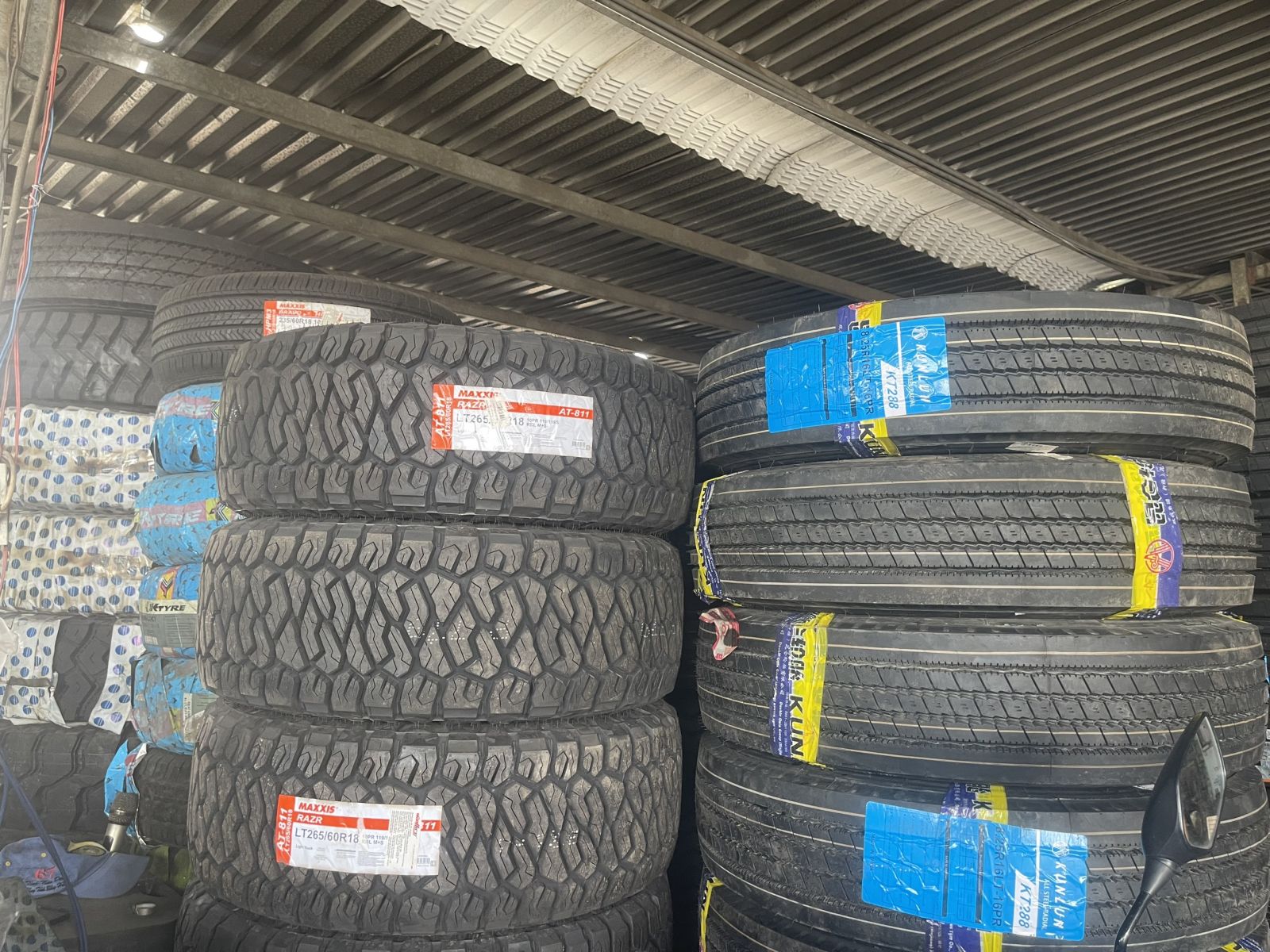 Lốp xe ROADSTAR 12R22.5 18PR ( 305)