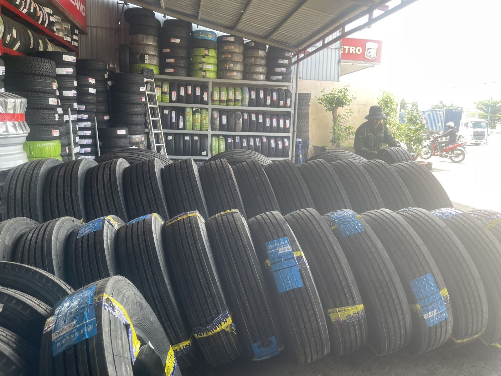 Lốp Xe Maxxis 8.25-16 18PR