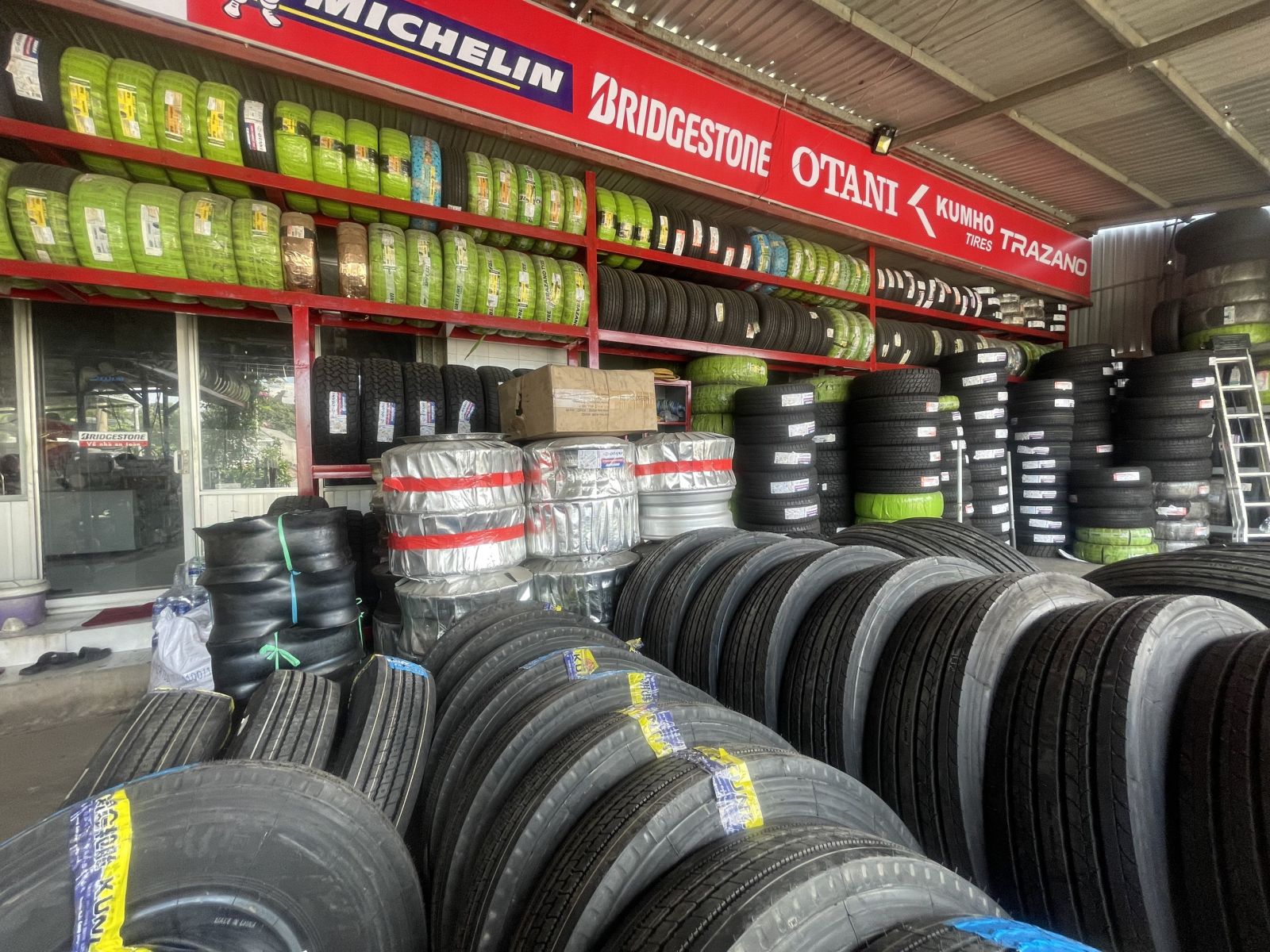 Lốp xe du lịch Bridgestone 235/60R18