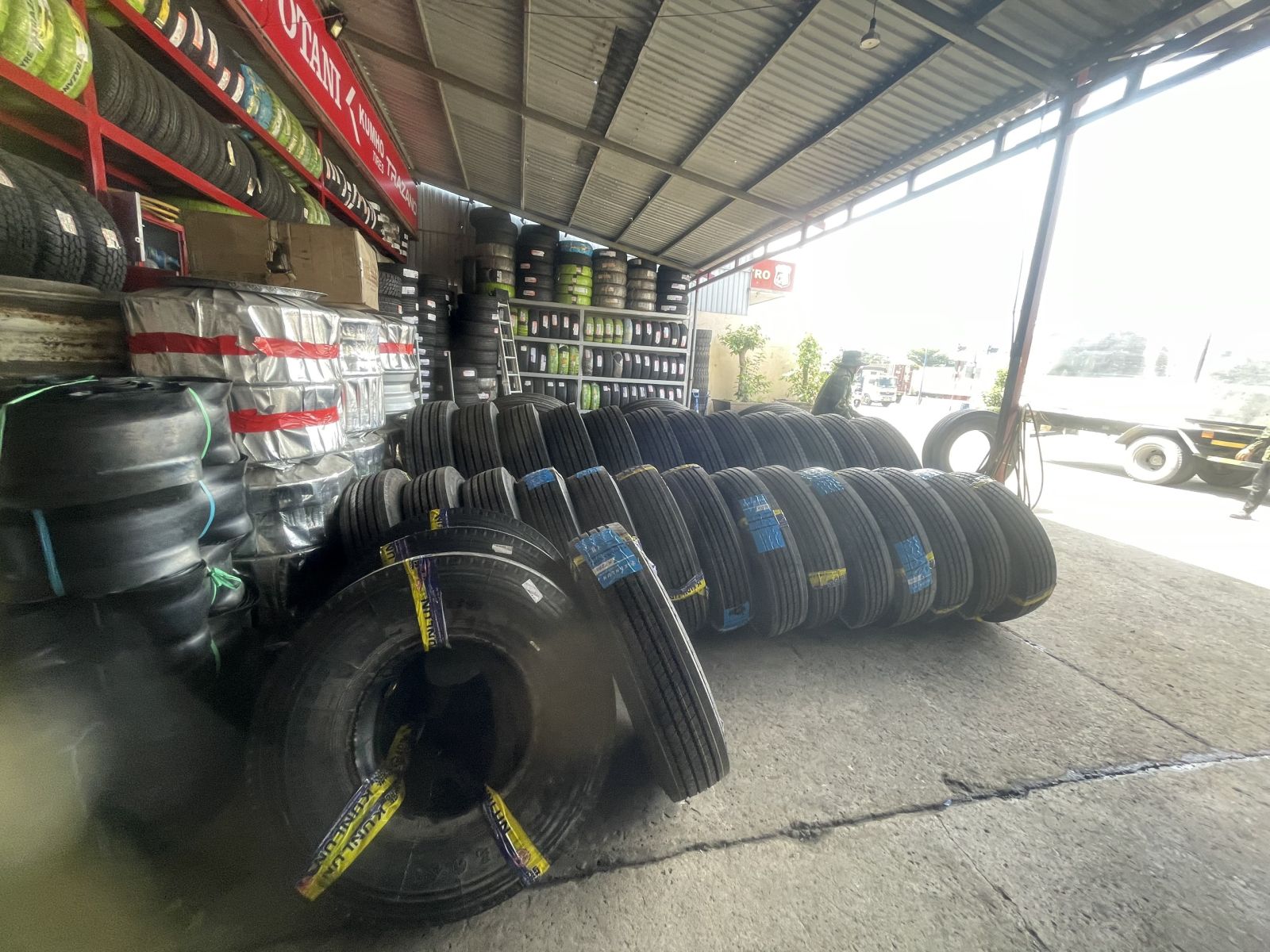 Lốp Xe  ROADSTAR 12R22.5 18PR