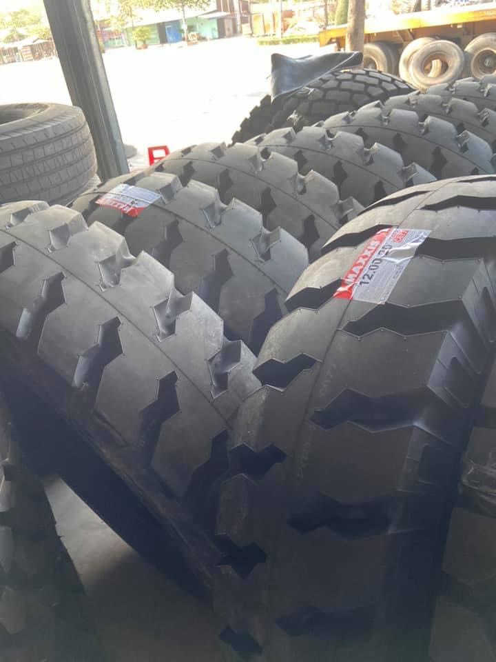 Lốp xe ROADSTAR 12R22.5 18PR ( 305)