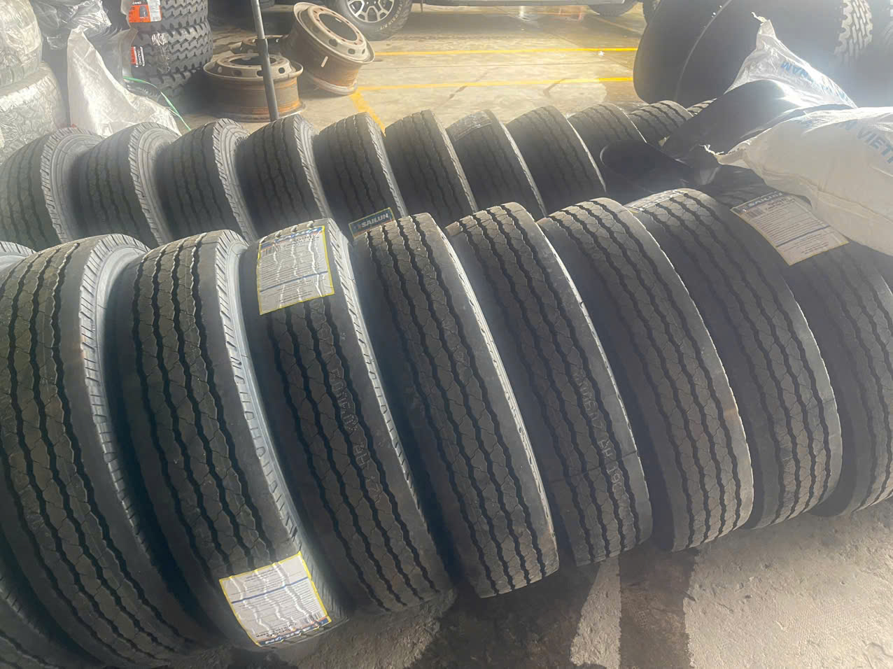 Lốp xe Container, lốp lướt, cũ ,% - Tại Kho TP.HCM