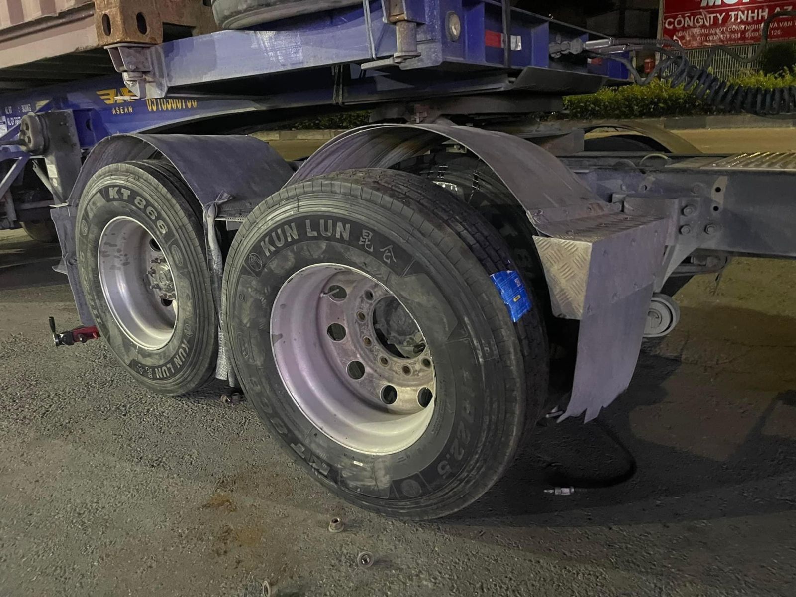 Lốp Xe KUNLUN 1200-20 18 PR