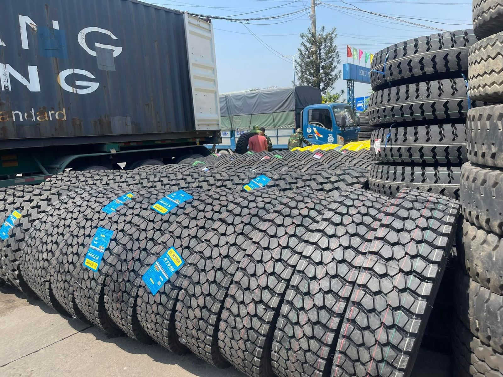 Lốp Xe KUN LUN 12R22.5 18PR 