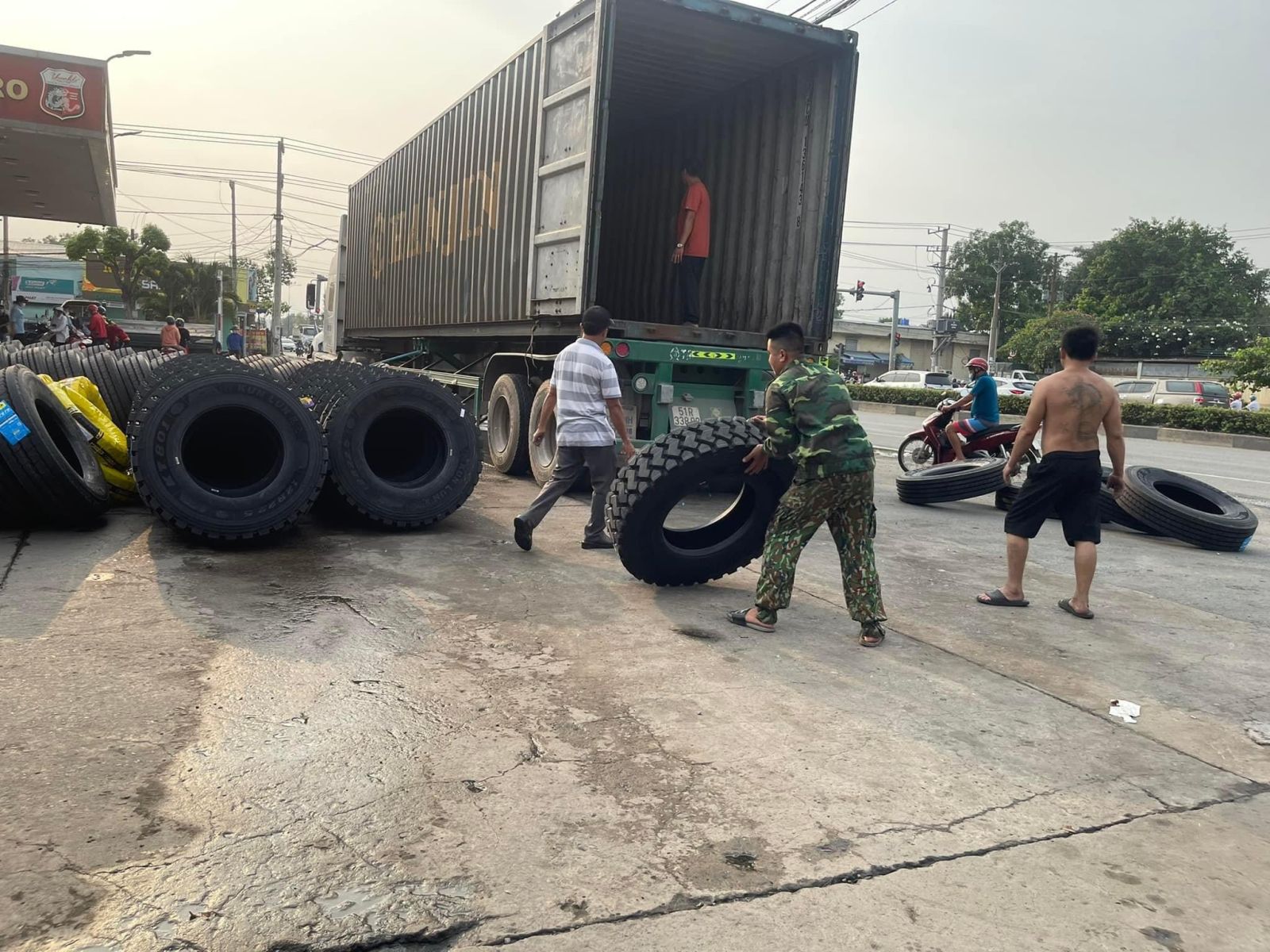 Lốp Xe KUNLUN 12R22.5 18PR KT876