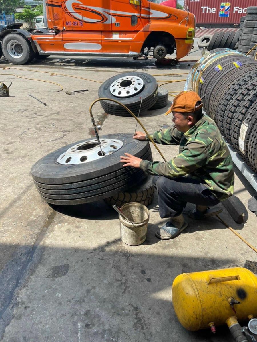 THAY LỐP - VÁ LỐP ĐÊM TẠI 4A/4B MỸ PHƯỚC TÂN VẠN